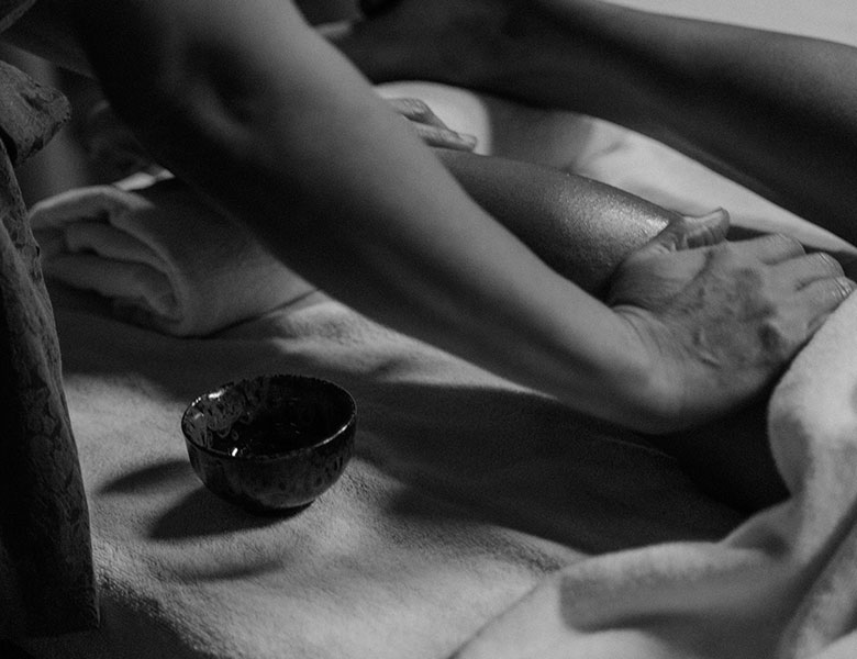 Manos masajeando una pierna por la parte de atrás