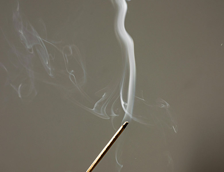 Una varilla de incienso encendida