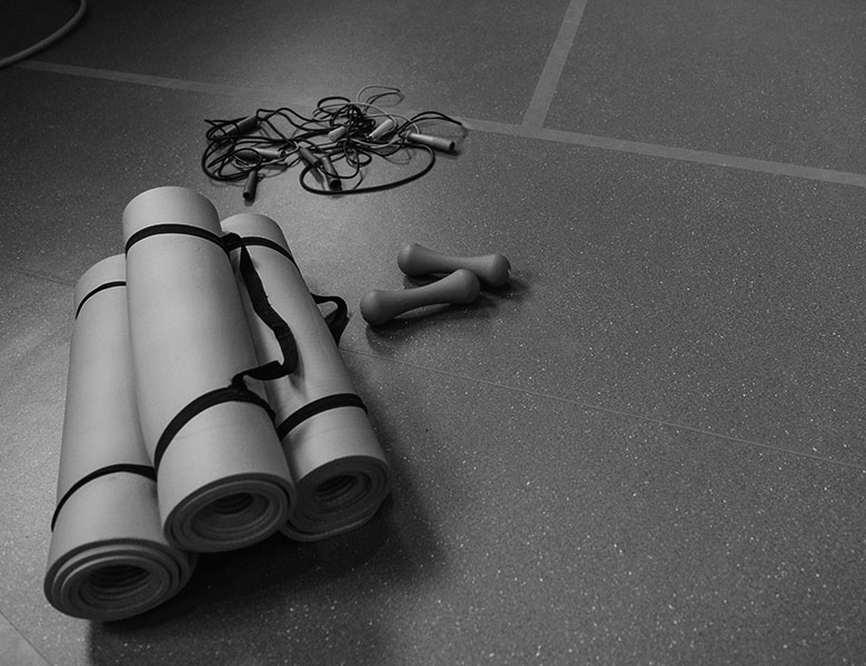 Tres esterillas de ejercicio enrolladas y apiladas