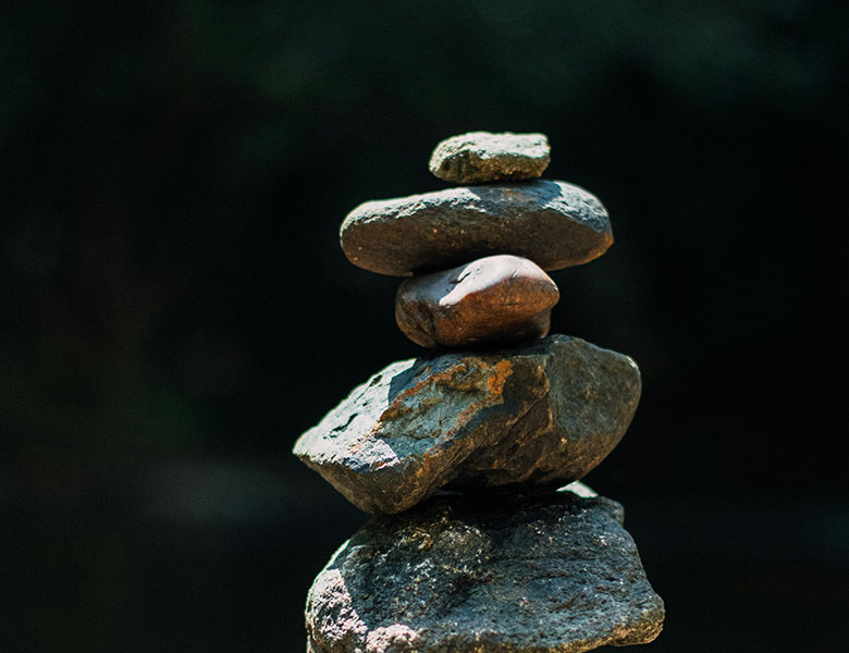 Varias rocas apiladas formando una pequeña columna